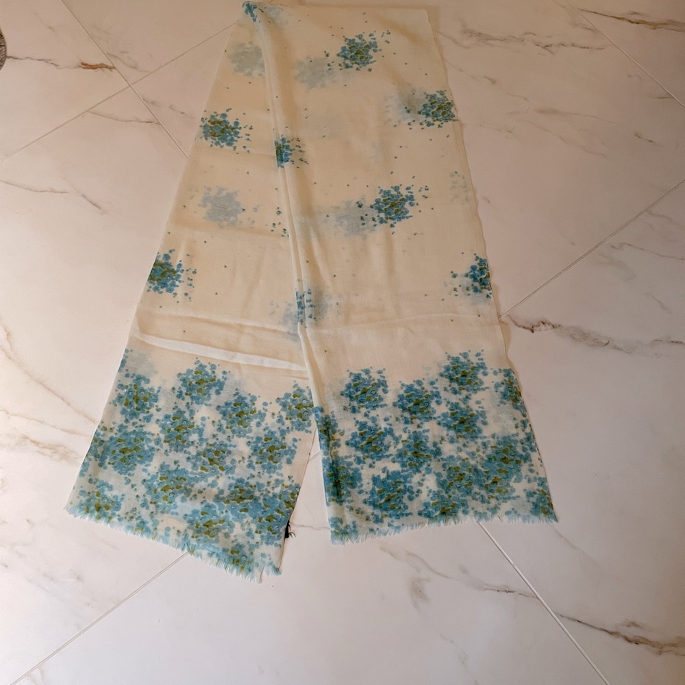 Lightweight wool scarf